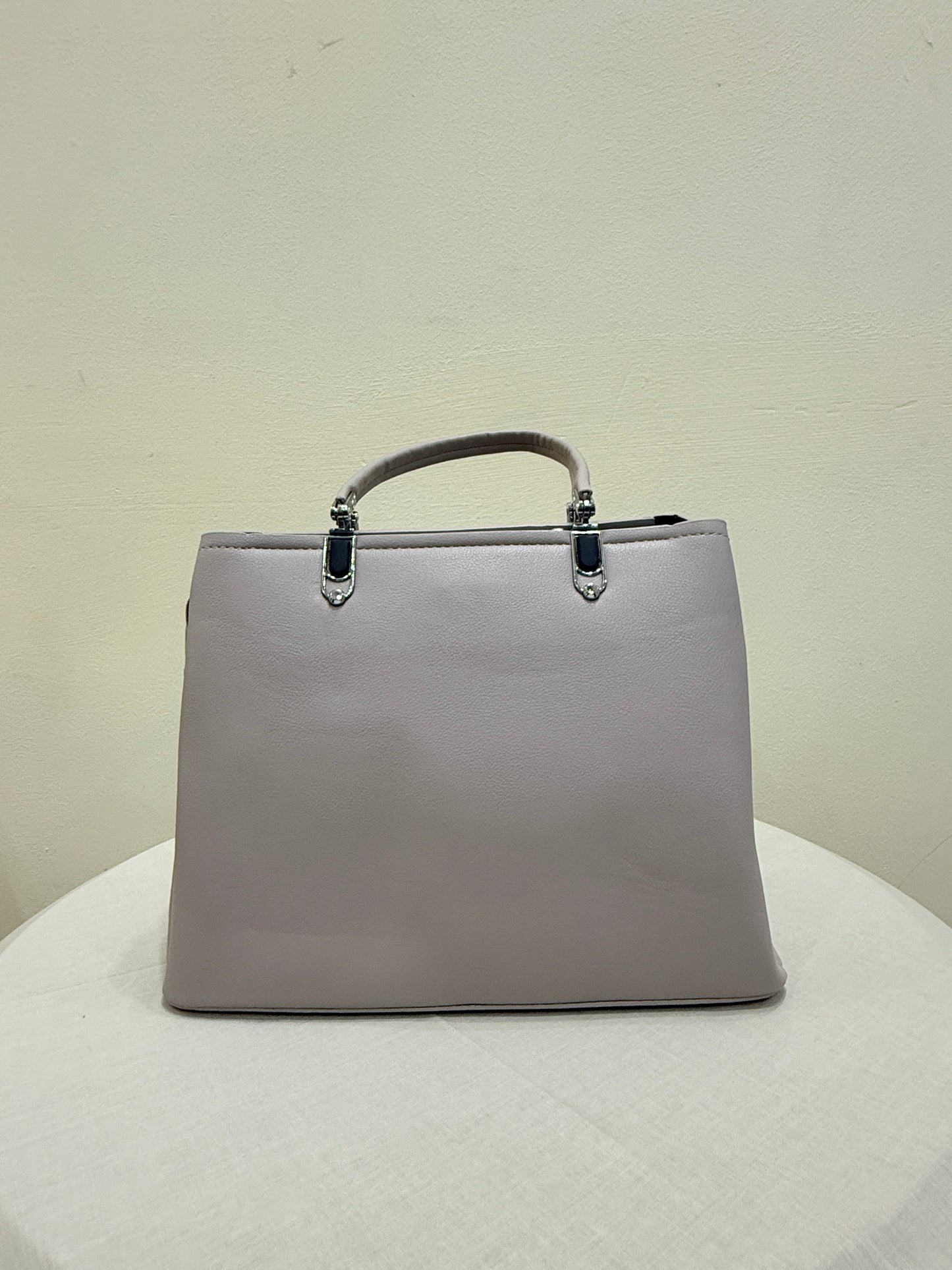 Lightweight Grey Leather Bag with Multiple Compartments – Organized Elegance by El Rosey