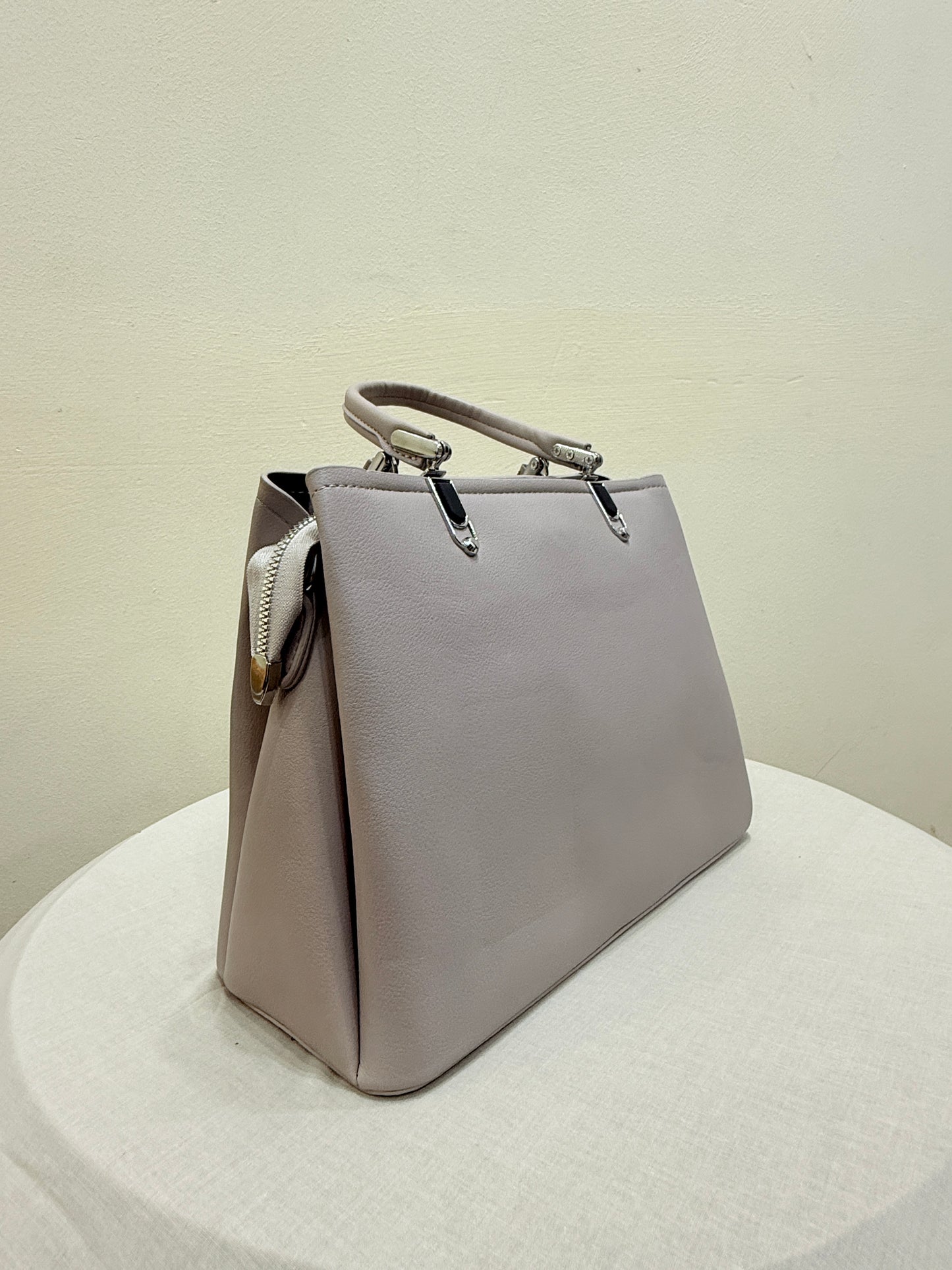 Lightweight Grey Leather Bag with Multiple Compartments – Organized Elegance by El Rosey