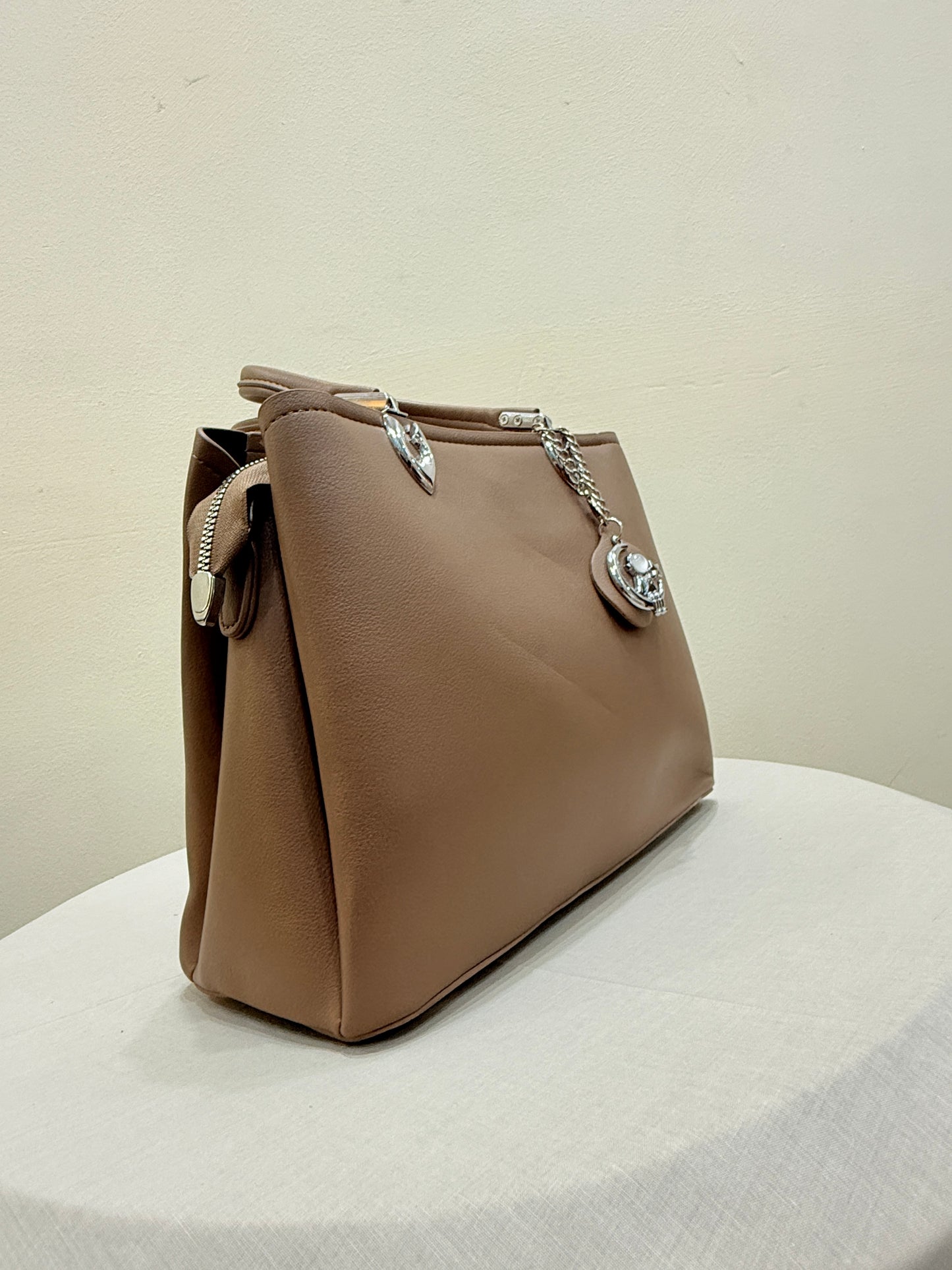 Lightweight Grey Leather Bag with Multiple Compartments – Organized Elegance by El Rosey