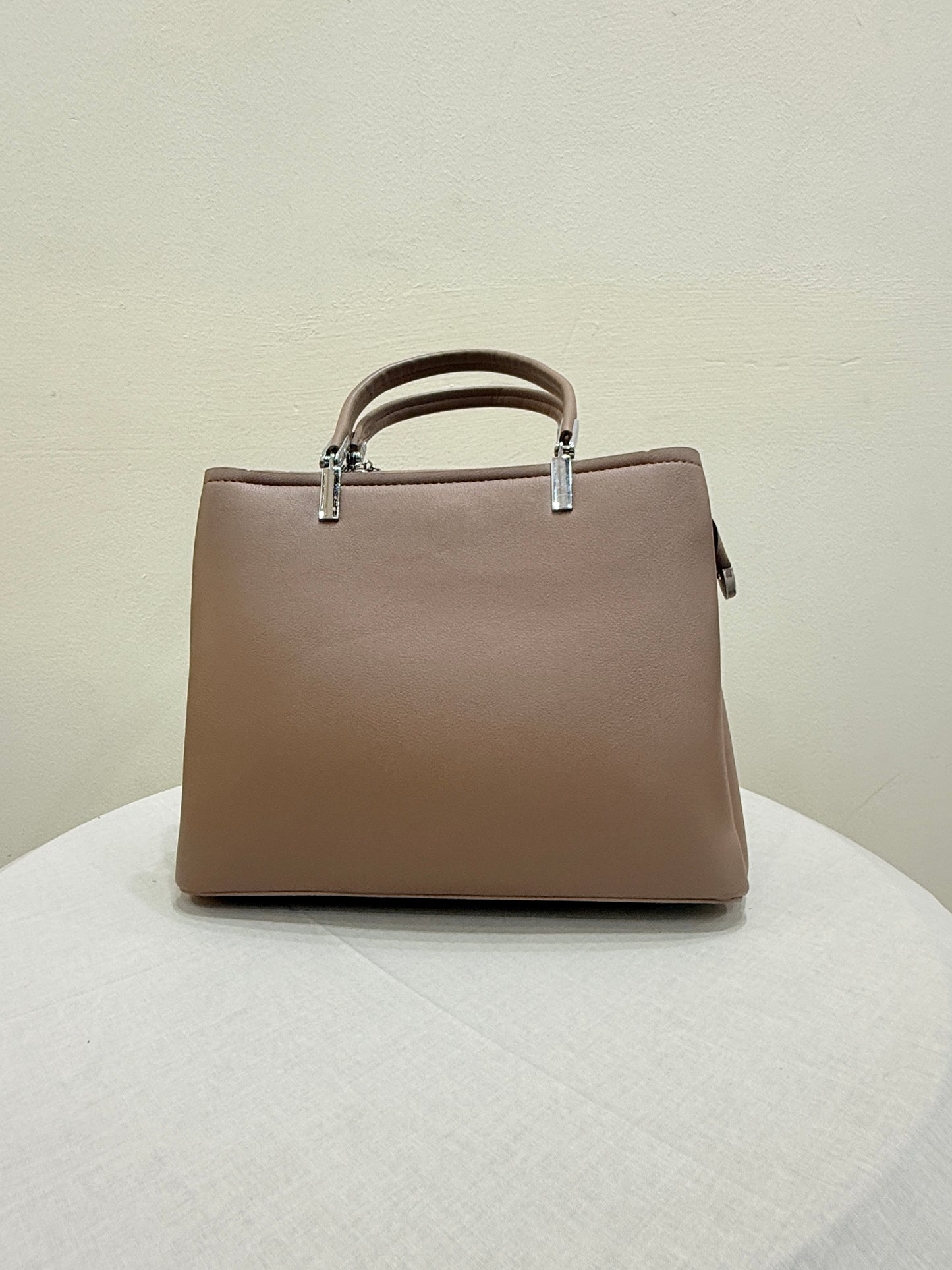 Lightweight Grey Leather Bag with Multiple Compartments – Organized Elegance by El Rosey