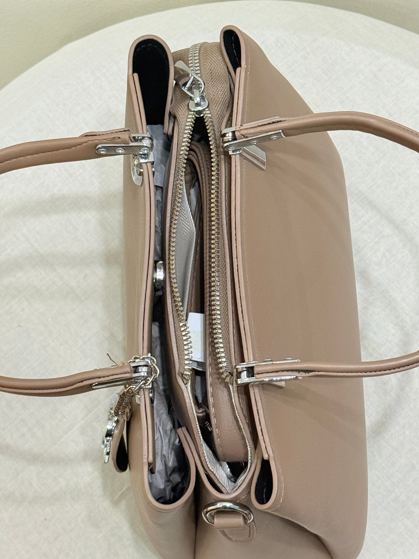 Lightweight Grey Leather Bag with Multiple Compartments – Organized Elegance by El Rosey