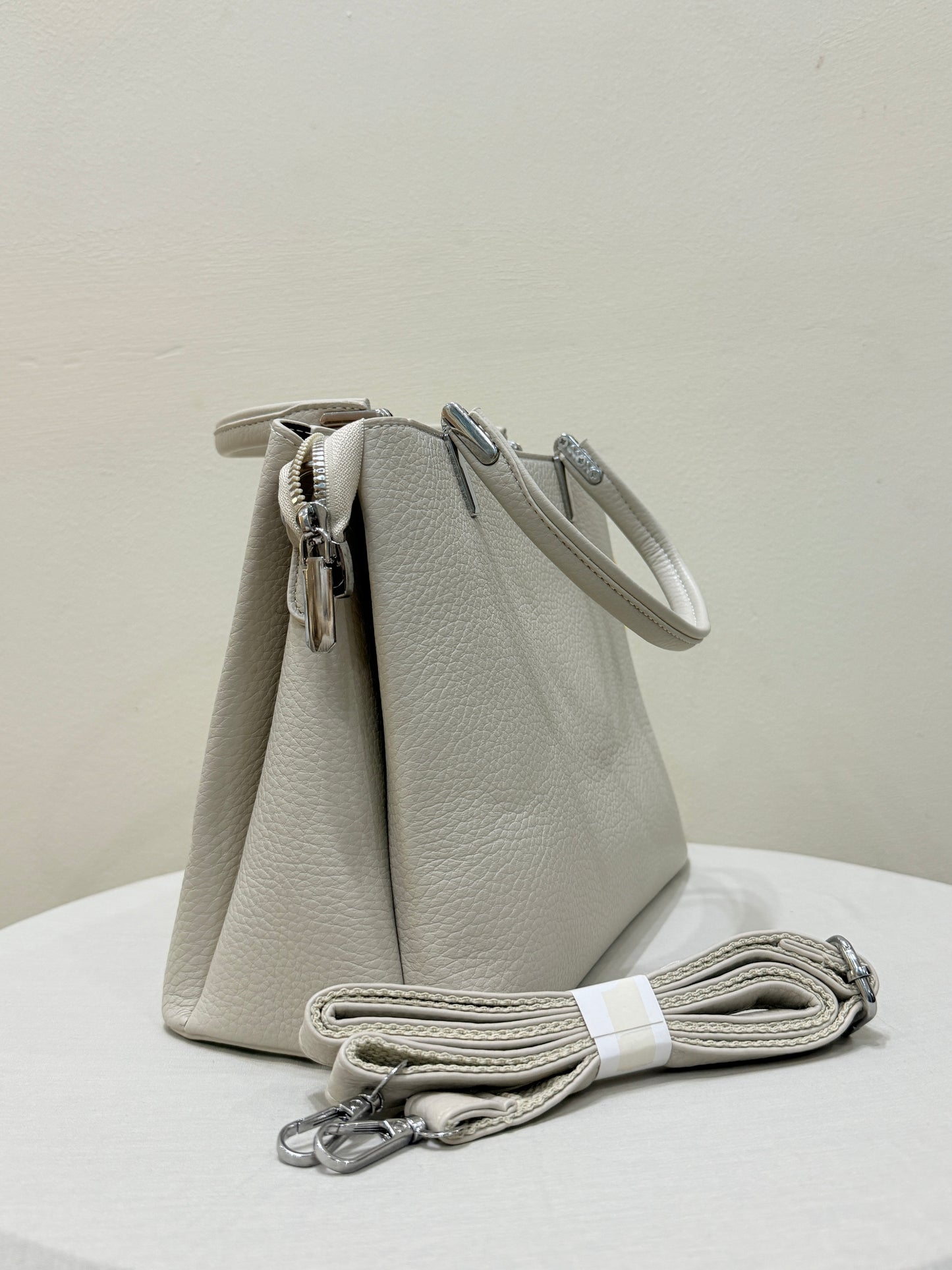 Lightweight Grey Leather Bag with Multiple Compartments – Organized Elegance by El Rosey